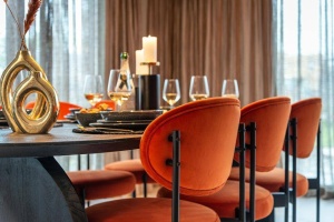 SCAUN DINING KAYLEE, ROSU SOFRAN/NEGRU, TAPITERIE DIN CATIFEA SI PICIOARE DIN METAL, STIL MODERN B2 - Img 2