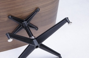 FOTOLIU DE RELAXARE DE LUX CU TABURET, ARTIM LOUNGE HM, REALIZAT PIELE NATURALA ITALIANA SI LEMN, CULOARE NEGRU/NUC, STIL EAMES - Img 6