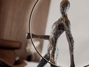 STATUETA DECORATIVA CAMINANTE, 218 CM, NEGRU MAT, DIN FIBRA DE STICLA SI RASINA, STIL MODERN - Img 2