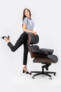 FOTOLIU LOUNGE PREMIUM, PIELE NATURALA ITALIANA SI LEMN DE FRASIN, CULOARE NEGRU/TRANDAFIR, STIL EAMES - Img 10