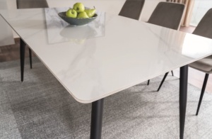 MASA DINING RION, 130 CM, EFECT DE MARMURA ALBA/NEGRU MAT, BLAT DIN CERAMICA SI PICIOARE DIN METAL, STIL MODERN - Img 2