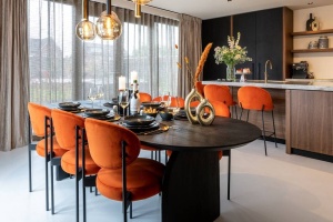 SCAUN DINING KAYLEE, ROSU SOFRAN/NEGRU, TAPITERIE DIN CATIFEA SI PICIOARE DIN METAL, STIL MODERN B2 - Img 3