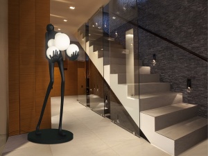 FIGURINA DECORATIVA CU LED( LAMPADAR), LA CARGA,180CM, FIBRA DE STICLA, RASINA SI ABAJURURI, DESIGN MODERN