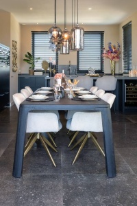 SCAUN PIVOTANT ALINE, ALB/AURIU ANTICHIZAT, TAPITERIE DIN TESATURA CHENILLE SI PICIOARE DIN METAL, STIL MODERN B2 - Img 3