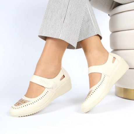 Pantofi crem cu platforma Heldia