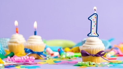 Adaugă sclipire petrecerii tale! Lumânări, cake topper-e & artificii/confetti pentru tort — toate disponibile pe Giftdesign!