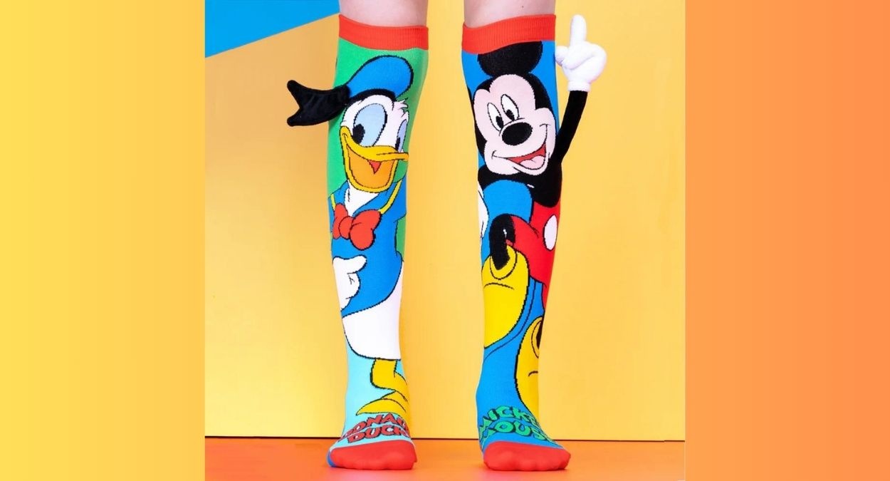 Adaugă o doză de distracție Disney în garderoba ta cu șosete coloratele Madmia Donald Duck & Mickey! Aceste șosete colorate sunt perfecte pentru toate vârstele, de la 6 ani până la 99 ani, și aduc farmecul personajelor clasice Disney într-un design colorat și vesel. Fabricate din materiale de calitate superioară, șosete coloratele oferă confort și durabilitate, transformând fiecare zi într-o aventură plină de culoare.  Caracteristici Principale:  Material Premium: Compoziția din elastan, nailon și poliester asigură o potrivire perfectă, confort și rezistență pe termen lung. Design Captivant: Șosetele sunt decorate cu imagini vibrante ale lui Donald Duck și Mickey Mouse, având detalii tridimensionale care aduc personajele la viață. Spălare Manuală Recomandată: Pentru a menține culorile strălucitoare și integritatea designului, se recomandă spălarea manuală. Mărime Universală: Aceste șosete colorate sunt potrivite pentru copii de la 6 ani și pentru adulți până la 99 ani, oferind o potrivire confortabilă și flexibilă pentru toate vârstele. Beneficii pentru Utilizatori:  Stimulează Imaginația: Designul plin de viață și personajele iubite din universul Disney încurajează creativitatea și fantezia, indiferent de vârstă. Confort Pe Tot Parcursul Zilei: Materialele de înaltă calitate asigură confort optim, făcându-le perfecte pentru purtare zilnică, activități diverse și momente de relaxare. Versatilitate în Stil: Potrivite pentru o varietate de ținute, de la casual la costume tematice, adăugând o notă de distracție și stil.