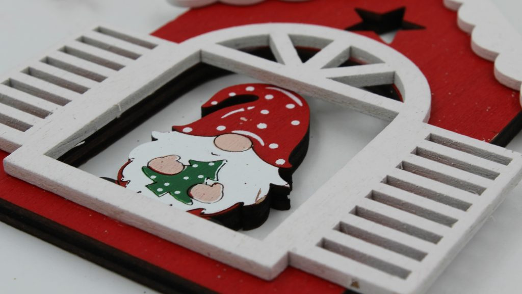 Ornament brad Pitic căsuță ninsă 12x9.5 cm