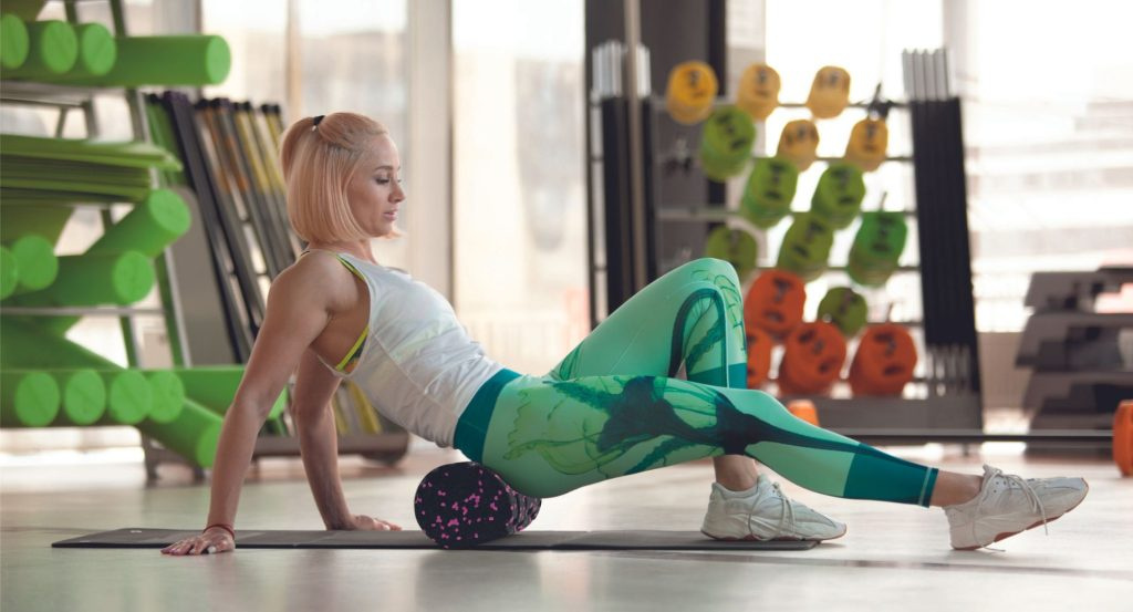 Rola cilindru masaj din spuma pentru yoga negru cu roz