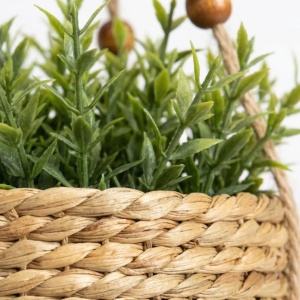 Plantă artificială Rozmarin 11 cm în ghiveci suspendat tip coș împletit, cu agățătoare – decor rustic cu plante aromatice pentru interior