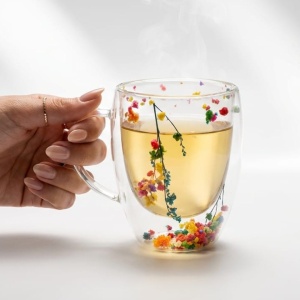 Cană cu inserție de flori uscate multicolor, floarea miresei, pereți dubli, sticlă borosilicată, 350 ml, Aurora Bloom