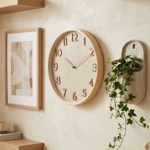 Ceas decorativ de perete, cu aspect de lemn natur și cifre reliefate, design modern