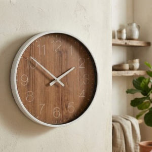 Ceas decorativ de perete, cu aspect de lemn și ramă albă, design modern