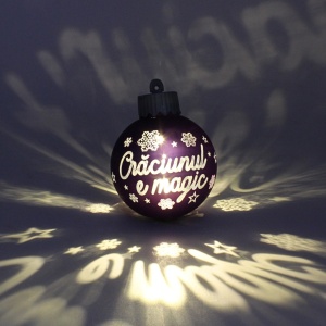 Glob de Crăciun, cu led, culoarea mov, mesaj „Crăciunul e magic"