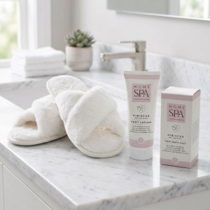 Set îngrijire picioare HOME SPA – Loțiune, Sare de baie și Papuci pufoși, Hibiscus & Unt de Shea, mărime unică 40-41