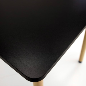 Masă pătrată Jumi, 80x80 cm, blat MDF negru, picioare lemn, stil scandinav