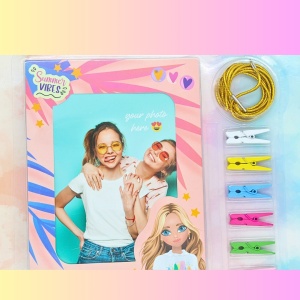 Set Decorativ Foto "Summer Vibes" – Ramă, Mini Cleștișori Colorati și Sfoară Aurie