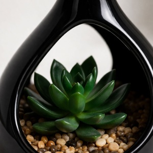 Plantă artificială Suculentă , în suport ceramic negru tip picătură, 14 cm, cu agatatoare din sfoară