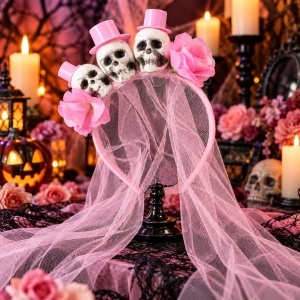 Bentiță Halloween, mireasă fantomă, cu 3 cranii decorative și pălării roz, trandafiri roz, voal lung din tul roz, accesoriu costum gothic horror