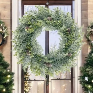Coroniță decorativă, de Crăciun, cu frunziș verde și conuri, efect de brumă, 38 cm, WSN24