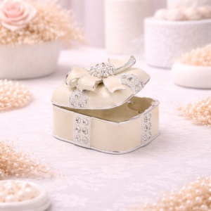 Cutie Bijuterii 6x6 cm în Formă de Cadou cu Fundă și Strasuri AZAY – Casetă Bijuterii Elegantă, Cutie Inel, Cadou Femei cu Ambalaj Premium