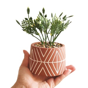 Plantă artificială decorativă 16 cm, în ghiveci ceramic roz cu model alb – design modern