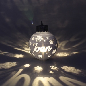Glob de Crăciun, cu led, culoarea argintiu, nume „Ioan"