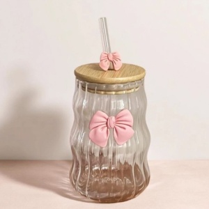 Pahar din sticlă borosilicată, cu capac din bambus și pai din sticlă, eCarla, 450 ml, design ondulat cu fundiță roz, SZK183