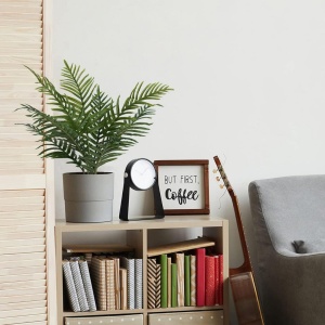 Plantă artificială Areca 70 cm, cu frunze verzi lungi și detalii realiste, pentru interior, ghiveci negru inclus