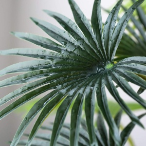 Plantă artificială Palmier 120 cm, bogată în frunze verzi cu detalii realiste și tulpini cu inserții de material natural, ghiveci negru inclus