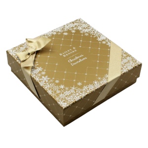 Set cadou Bailey & Brooke, 4 decorațiuni metalice de Crăciun, Ornamente premium cu turtă dulce, spiriduș, soldățel și căsuță