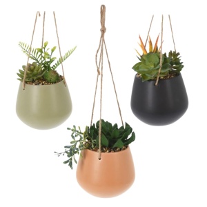 Plantă artificială suspendată cu mix de suculente, în ghiveci ceramic verde 16 cm, cu agățătoare din sfoară