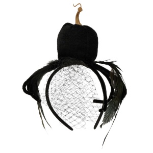 Bentiță Halloween, dovleac negru din pluș, cu codiță curbată, picioare de păianjen, pene decorative și voal din plasă neagră, accesoriu costum gothic horror