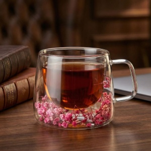 Cană cu inserție de flori uscate roz, floarea miresei, pereți dubli, sticlă borosilicată, 200 ml, Aurora Bloom