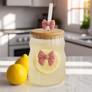 Pahar din sticlă borosilicată, cu capac din bambus și pai din sticlă, eCarla, 450 ml, design ondulat cu fundiță roz, SZK183
