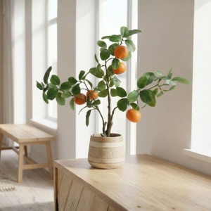 Plantă artificială copac fructifer 60 cm, cu fructe de portocal și frunze verzi – pentru interior, ghiveci negru inclus