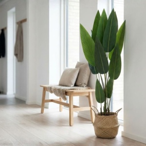 Plantă artificială Strelizia 110 cm, cu frunze verzi, lungi și ascuțite, cu detalii realiste, pentru interior, ghiveci negru inclus