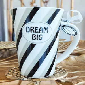 Cană din porțelan personalizată cu mesaj "DREAM BIG"