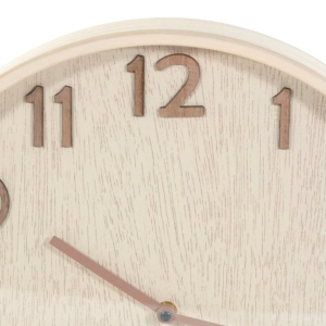Ceas decorativ de perete, cu aspect de lemn natur și cifre reliefate, design modern