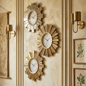 Ceas decorativ Koopman, în formă de soare, auriu cu accente de oglindă, mecanism Quartz