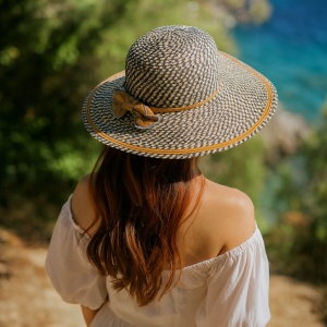 Pălărie de plajă damă Tiara, gri cu model, fundă maro, boruri largi, elegantă, ușoară și respirabilă, protecție solară, diametru 39 cm