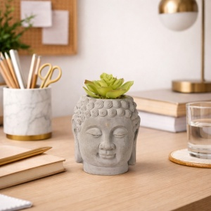 Plantă artificială Suculentă în ghiveci de ciment 12.5 cm, formă de statuetă cap Buddha, gri cu verde