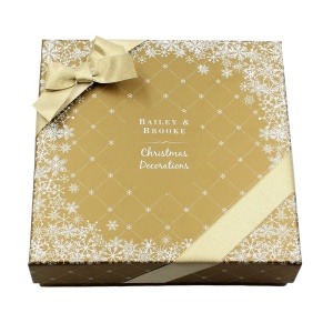 Set cadou Bailey & Brooke, 4 decorațiuni metalice de Crăciun, Ornamente premium cu turtă dulce, spiriduș, soldățel și căsuță