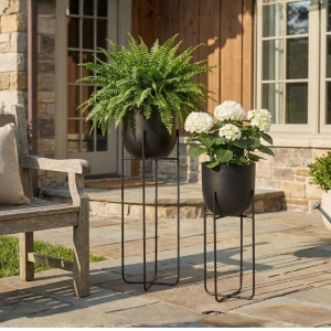 Set două ghivece decorative pentru plante și flori, din metal negru, cu picioare înalte și subțiri