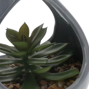 Plantă artificială Suculentă , în suport ceramic gri tip picătură, 14 cm, cu agatatoare din sfoară