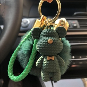 Breloc verde cu puf, ursuleț și fundiță „Love is Eternal” – Accesoriu chic pentru chei sau geantă