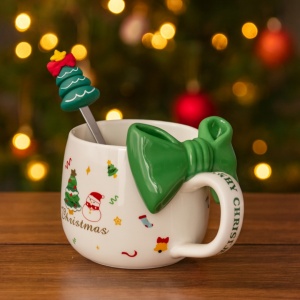 Cană ceramică, de Crăciun, cu fundă verde și linguriță, 400ml, KB25ZIE, eCarla
