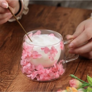 Cană cu flori uscate roz, pereți dubli, sticlă borosilicată, izolare termică, hortensie, 180 ml
