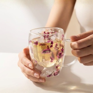 Cană cu inserție de flori uscate roz, hortensie si limonium, pereți dubli, sticlă borosilicată, 350 ml, Aurora Bloom