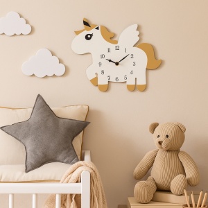 Ceas de perete pentru camera copilului, 25x30 cm, model cu unicorn crem